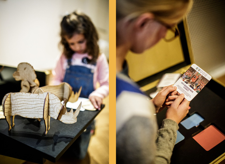 Twee foto's tonen twee verschillende kinderen die een 3D puzzel aan het maken zijn en een kaartspel aan het spelen zijn.