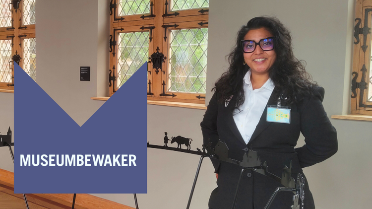 Een foto van een glimlachende vrouw in uniform met het woord 'Museumbewaker'.